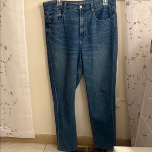 Women’s American Eagle MOM Blue Jeans
